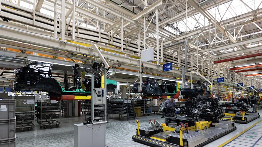 Linha de montagem automotiva com carrocerias em transportadores aéreos